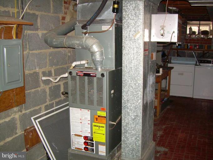 78 Rittenhouse Street Northeast Washington, DC 20011 - Photo 5 of 7 a bathroom with a mirror