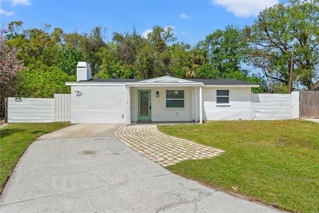 a view of a house with a yard