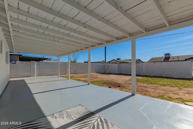 a view of a backyard