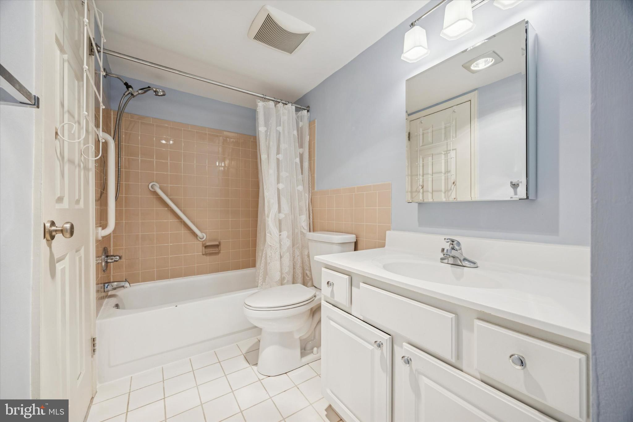 94 Ramsgate Court, Unit 210 U94 Blue Bell, PA 19422 - Photo 12 of 24 Charming bathroom with modern touches.