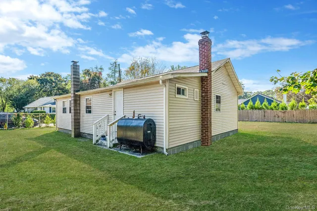 a view of a back yard of the house