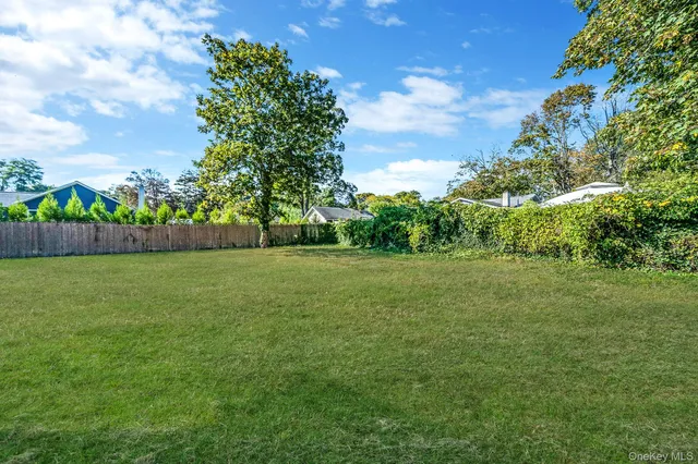 a view of a house with backyard and garden