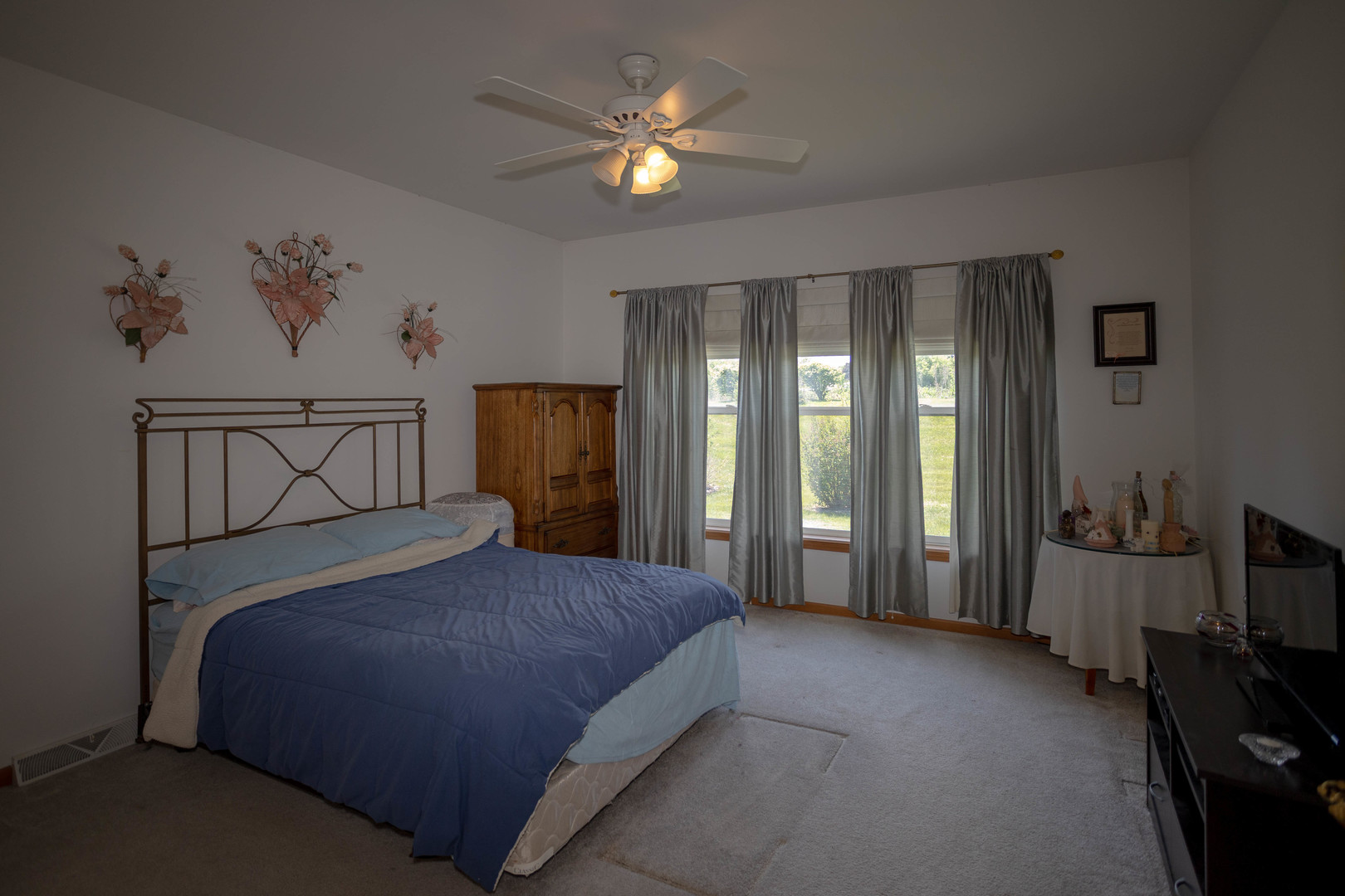 212 Rodeo Drive, Unit 2179 Grayslake, IL 60030 - Photo 20 of 31 a bedroom with a bed and a chandelier