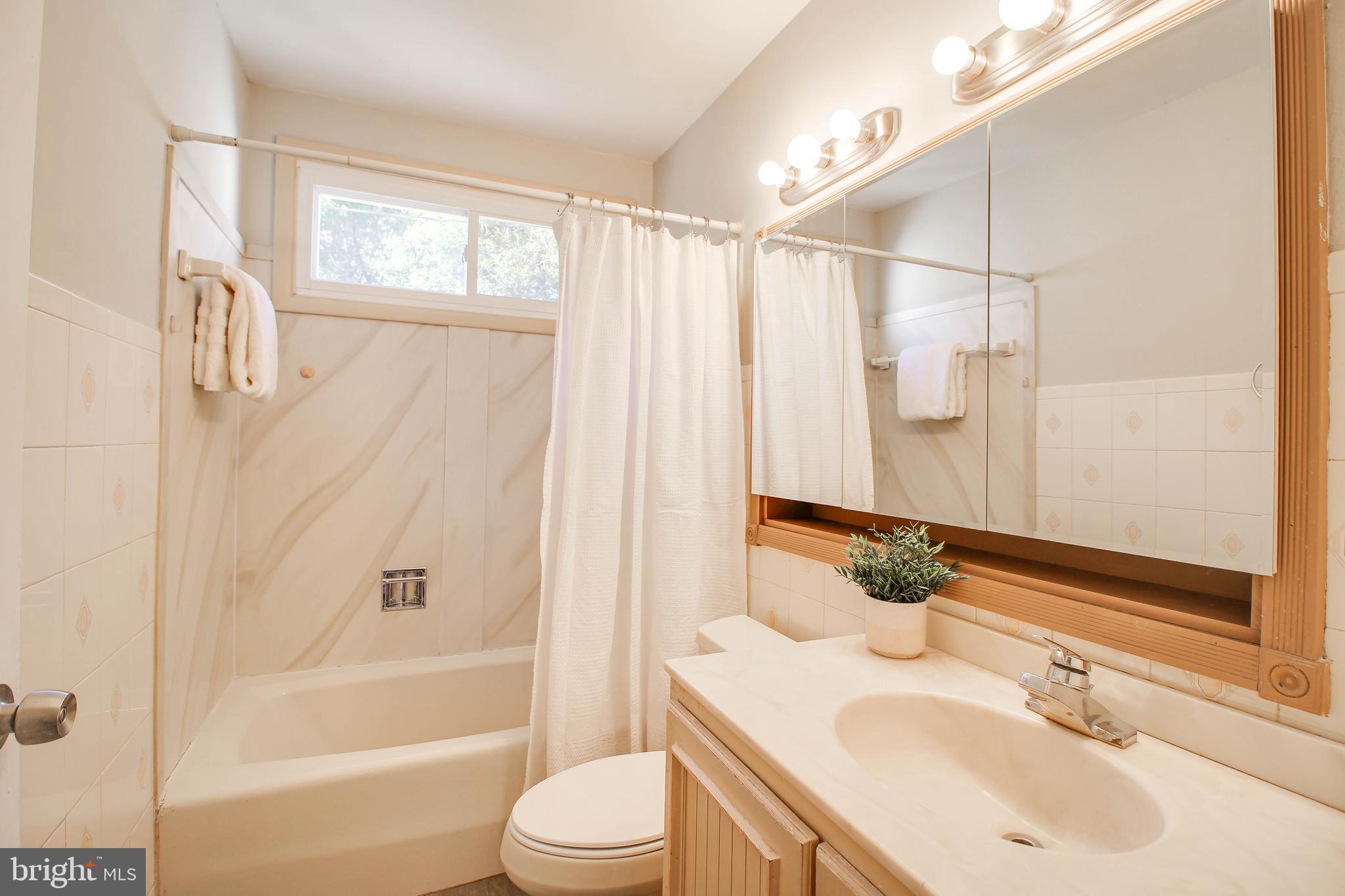 1920 Rollingwood Road Baltimore, MD 21228 - Photo 31 of 42 Hall Bath