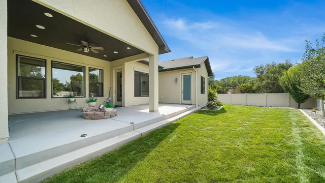 a view of a house with backyard and porch