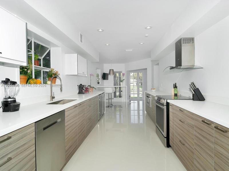 1365 Daytonia Road Miami Beach, FL 33141 - Photo 18 of 41 Gallery Image 18