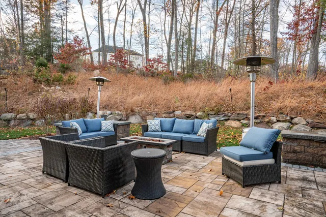 $1,150,000 | 7 Newcastle Place, Farmington, CT 06085