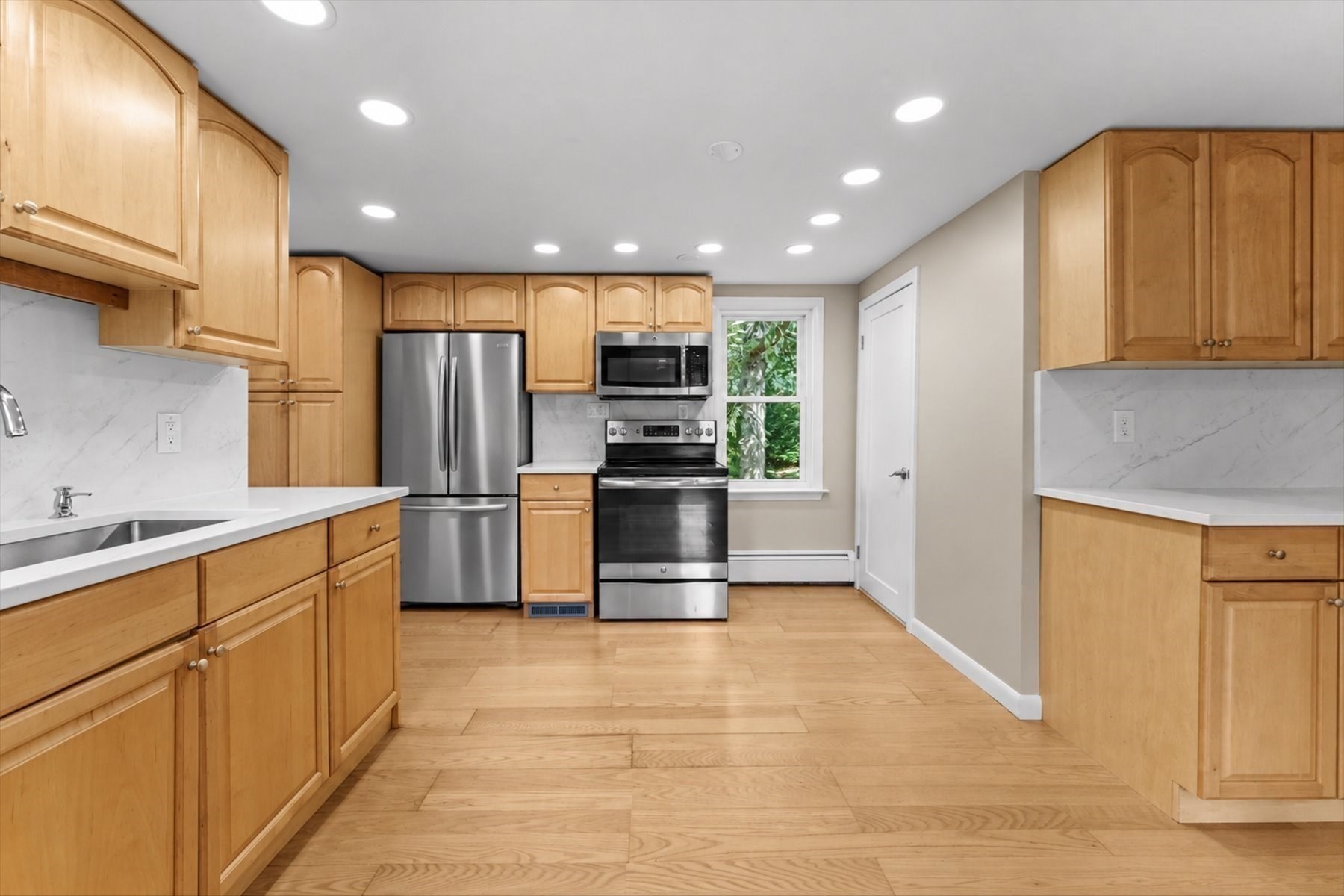 82 Boston Road Sutton, MA 01590 - Photo 4 of 39 Gallery Image 4