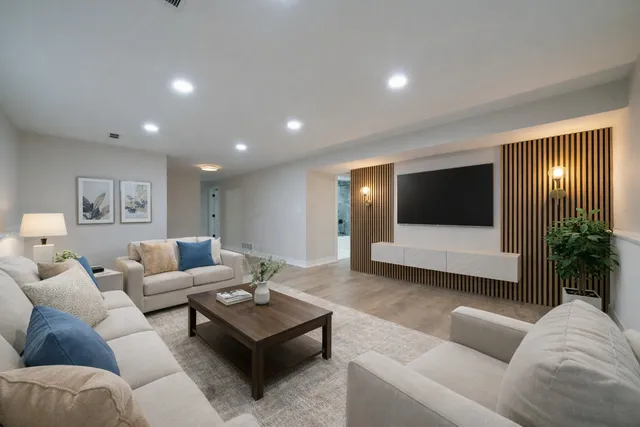 $674,000 | 214 West Hintz Road, Arlington Heights, IL 60004