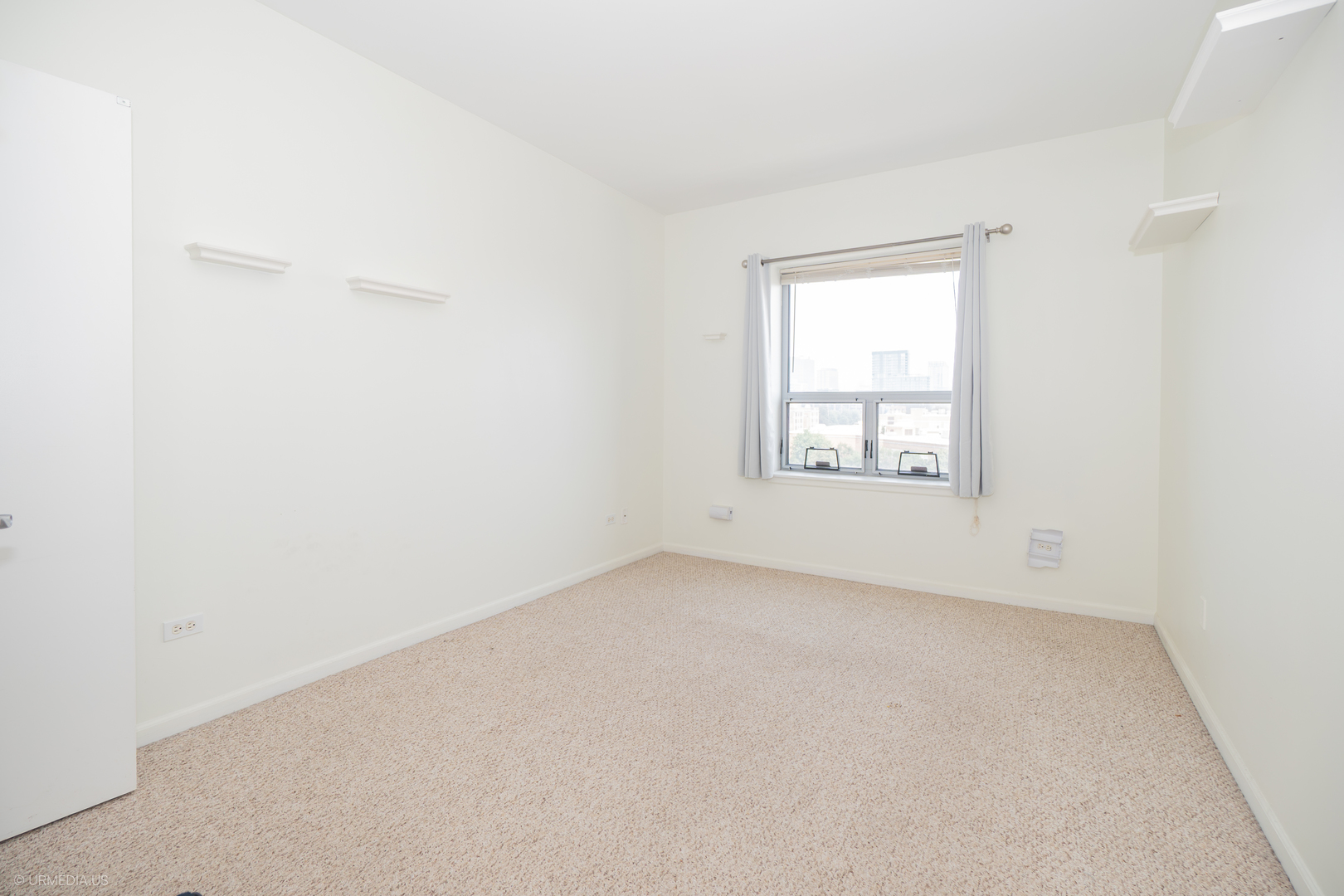 100 North Hermitage Avenue, Unit 716 Chicago, IL 60612 - Photo 20 of 25 an empty room with windows and closet
