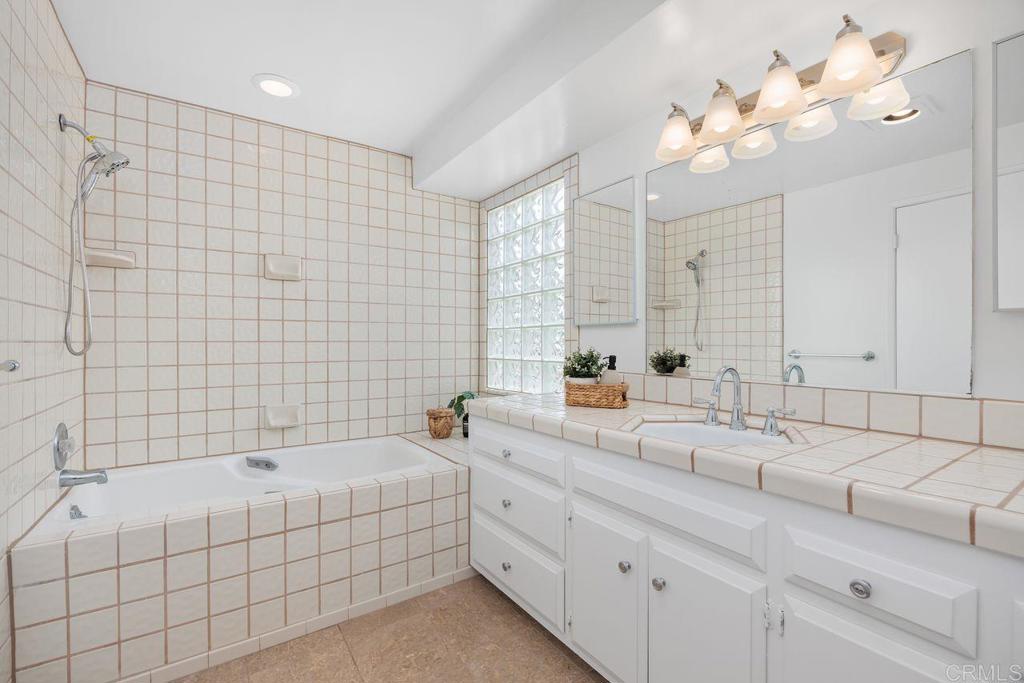 5942 Sagebrush Road La Jolla, CA 92037 - Photo 14 of 25