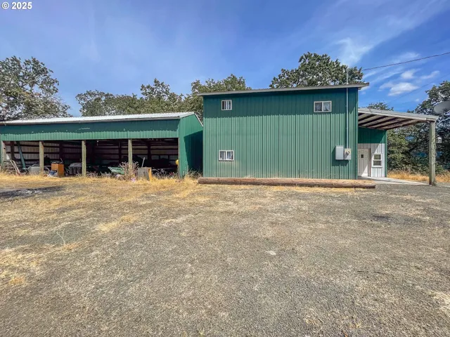 a view of a yard with a tree
