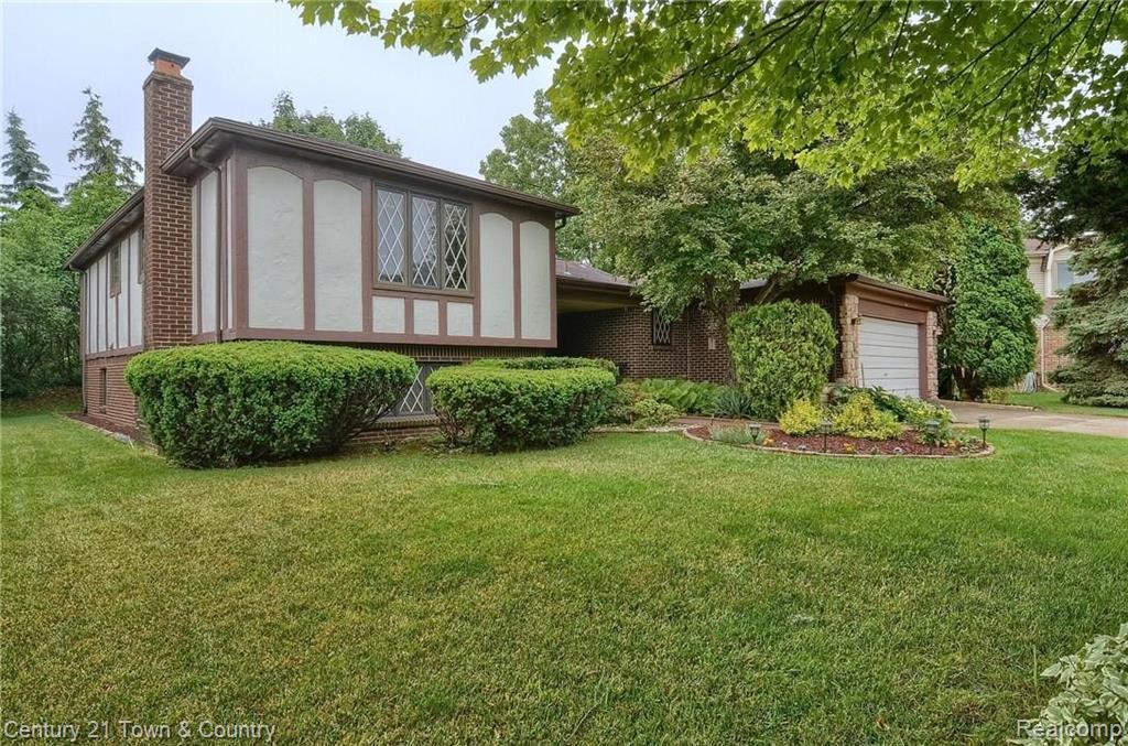 69 Rose Brier Drive Rochester Hills, MI 48309 - Photo 2 of 27