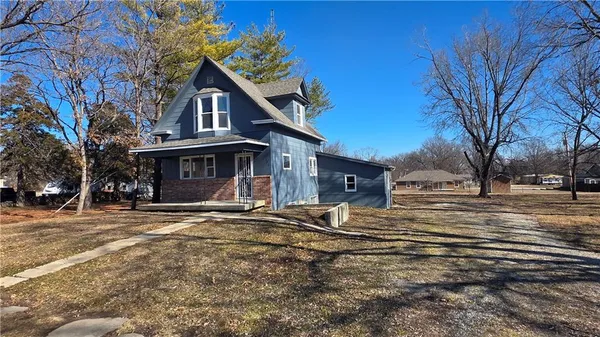 $199,999 | 325 Monroe Street, Pomona, KS 66076