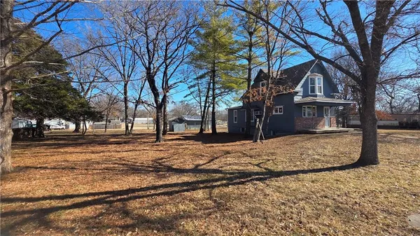 $199,999 | 325 Monroe Street, Pomona, KS 66076