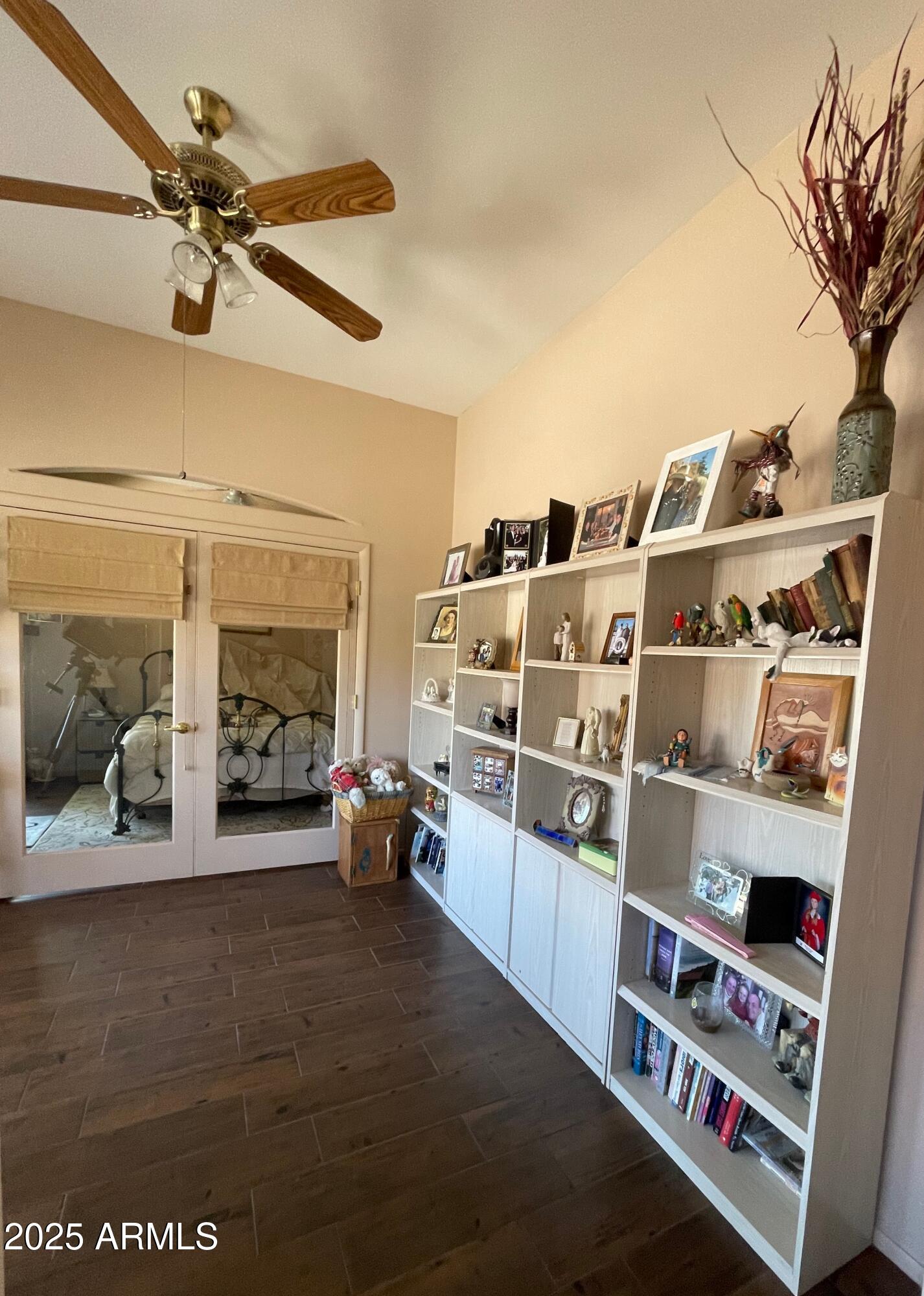 5325 Whisper Ridge Cornville, AZ 86325 - Photo 24 of 54 a view of a livingroom with shelves