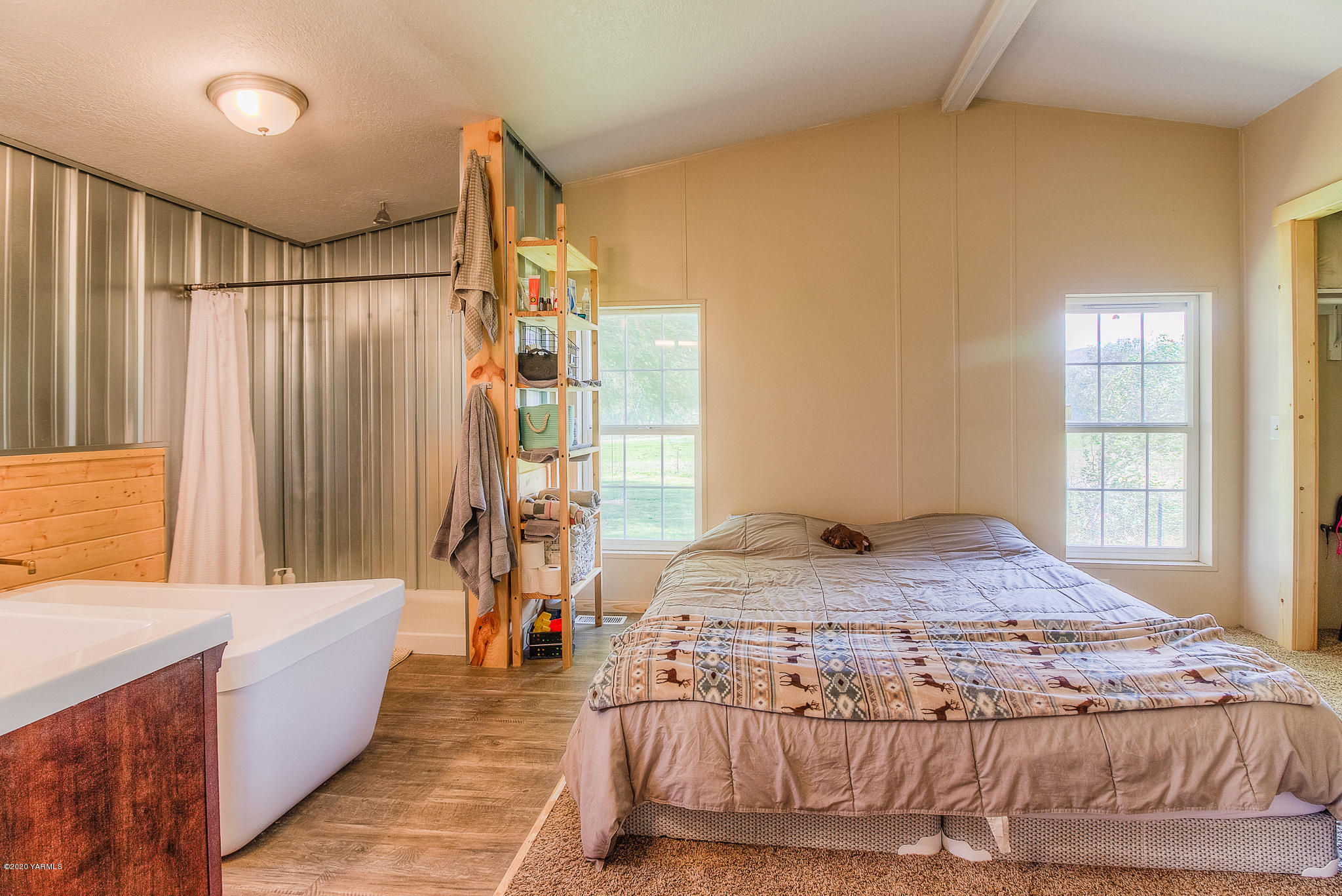 80 Fortune Road Naches, WA 98937 - Photo 8 of 20 a bedroom with a bed and a window