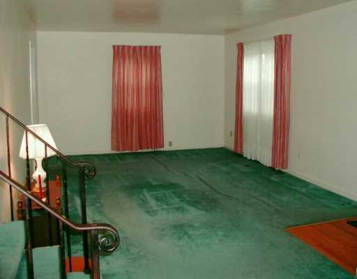 226 East Elmhurst Road Green Tree, PA 15220 - Photo 2 of 7 Living Room.
