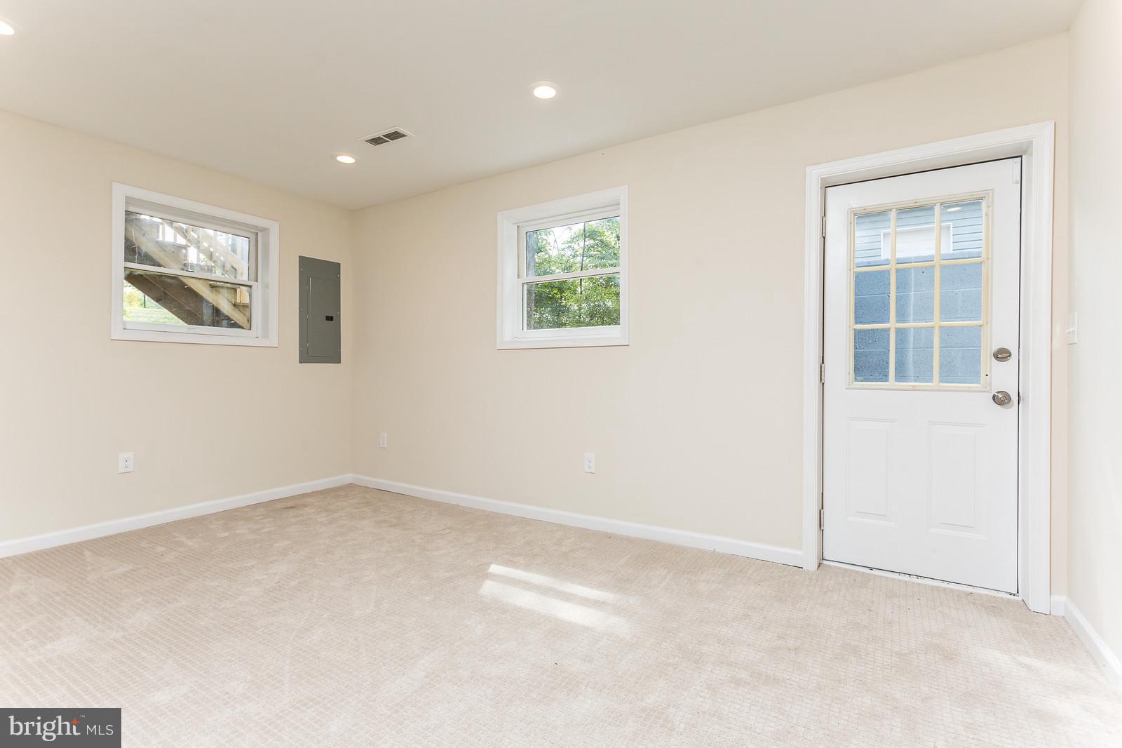 18575 Old Triangle Road Triangle, VA 22172 - Photo 23 of 29 Family Room