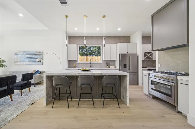 $699,900 | 6634 Sylvan Road, Houston, TX 77023