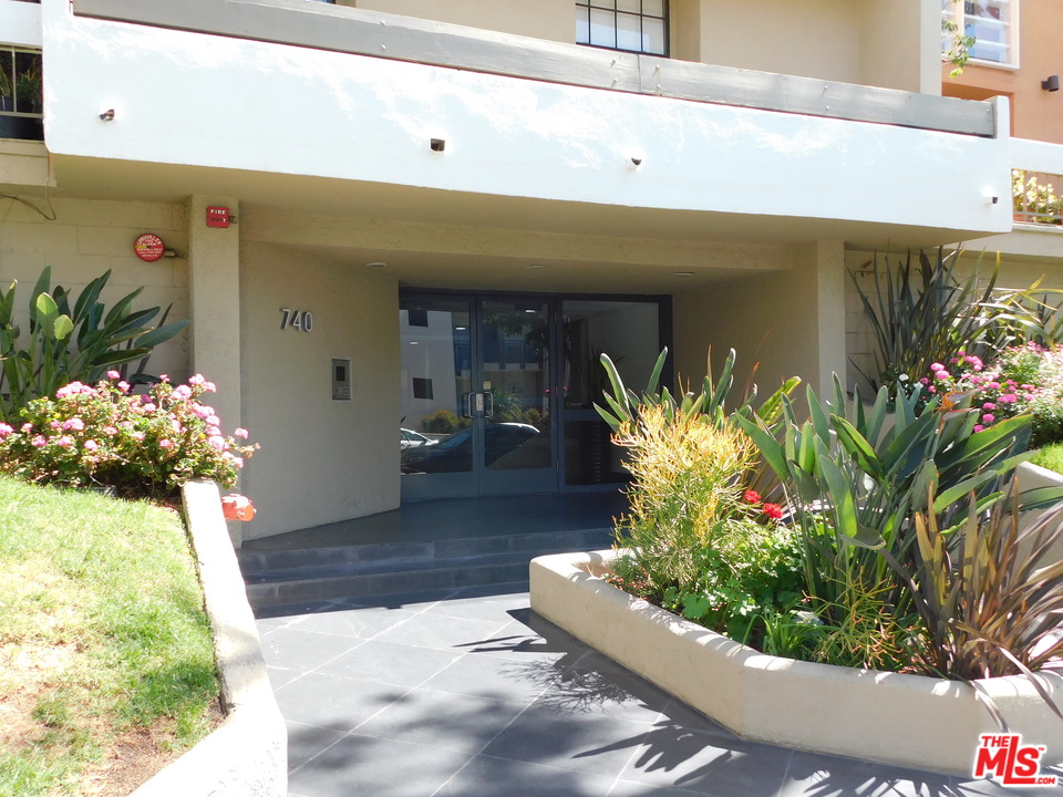 740 North Kings Road, Unit 201 Los Angeles, CA 90069 - Photo 11 of 20 a lobby with furniture and flowers