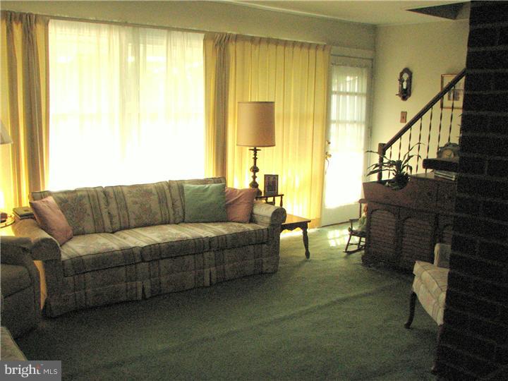 9327 Treaty Road Philadelphia, PA 19114 - Photo 6 of 9 Living Room