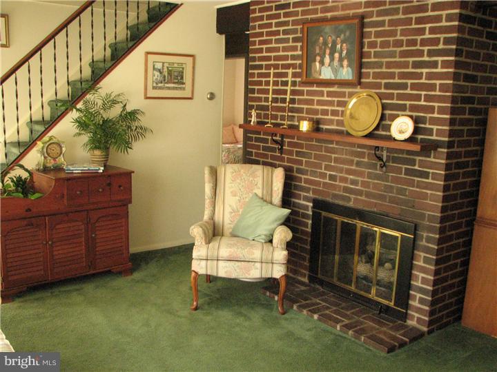 9327 Treaty Road Philadelphia, PA 19114 - Photo 7 of 9 Living Room