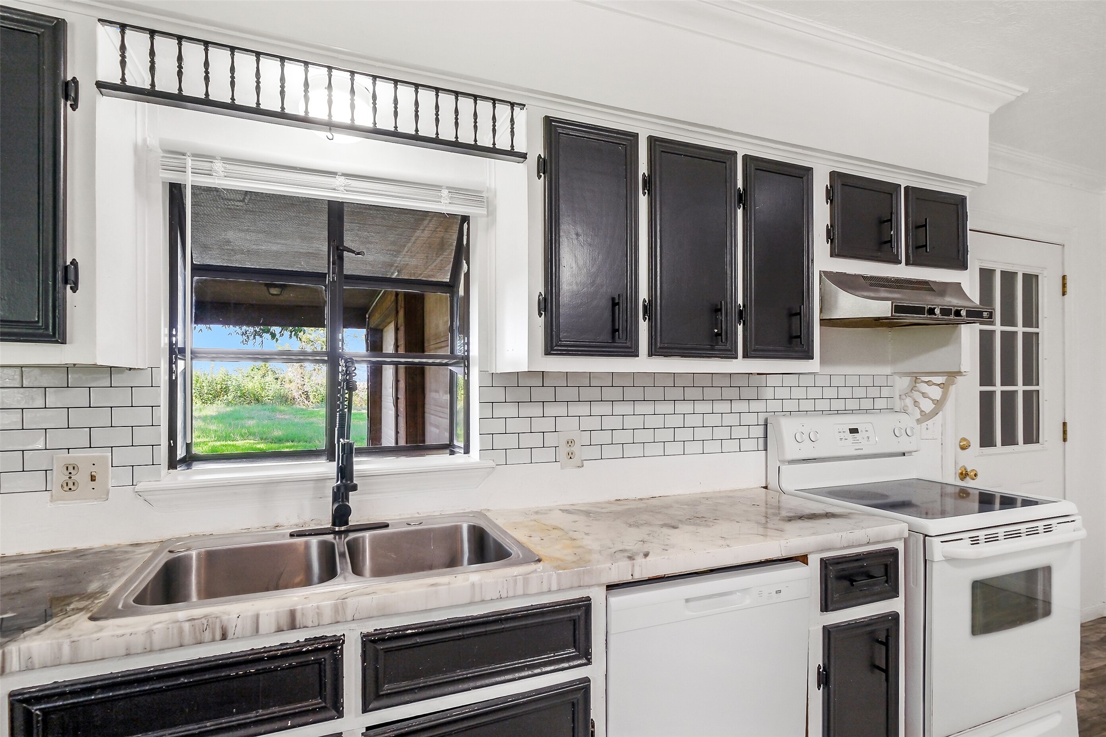 9503 Cardinal Road Beasley, TX 77417 - Photo 10 of 27 a kitchen with granite countertop a sink and a stove