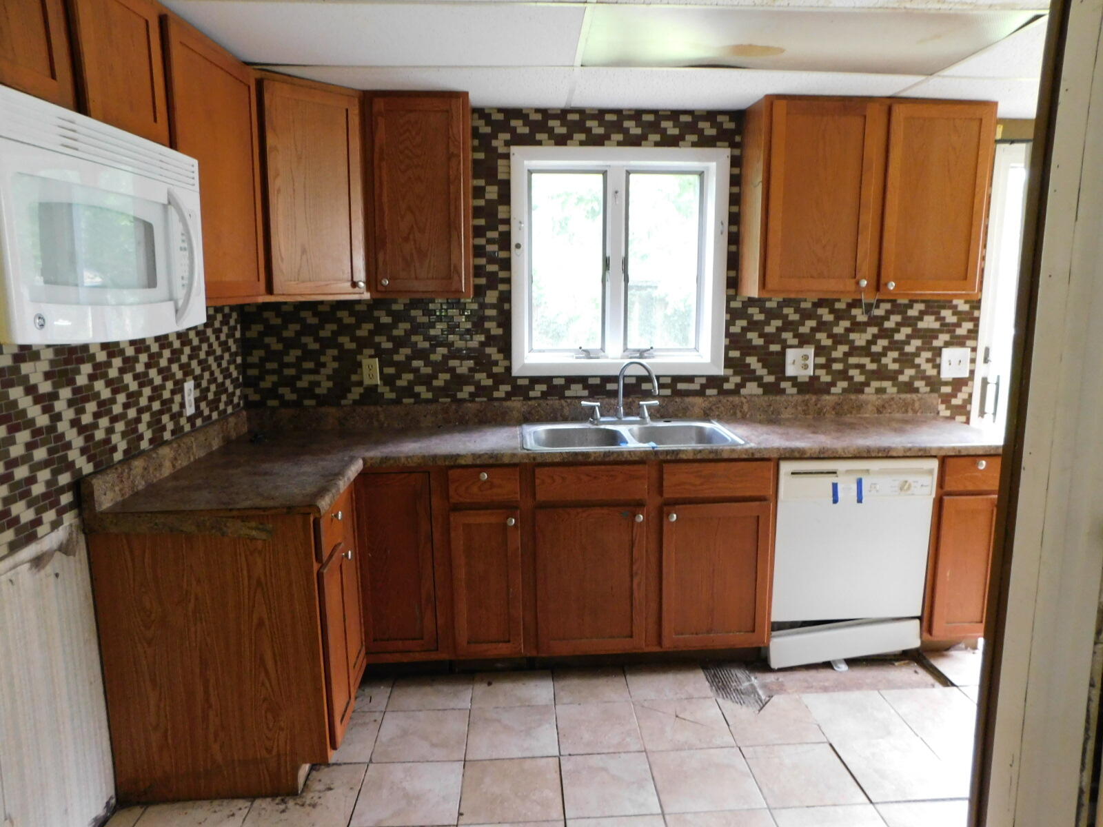4004 Riverside Road Benton Harbor, MI 49022 - Photo 7 of 20 DSCN1901