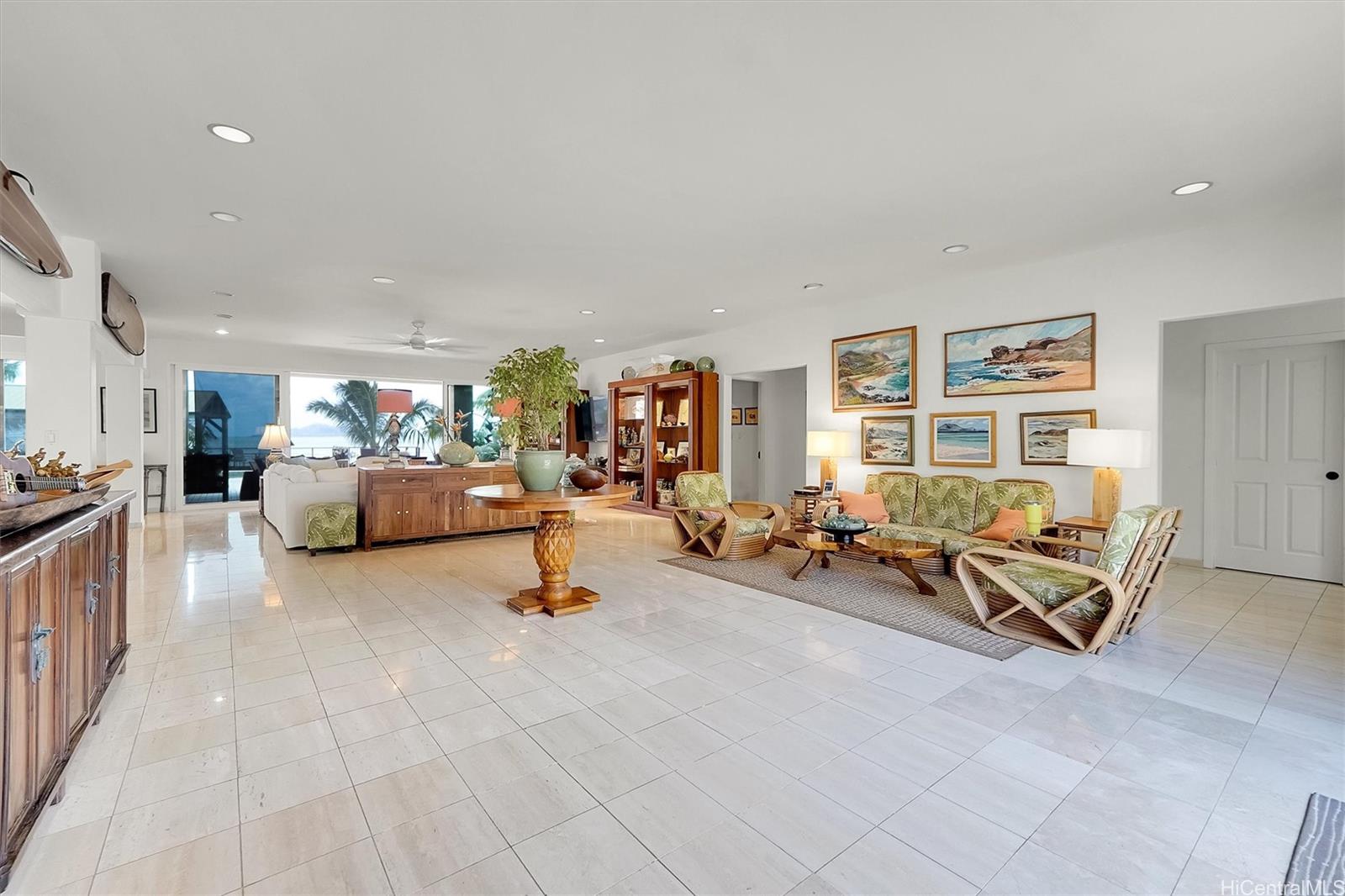 469 Portlock Road Honolulu, HI 96825 - Photo 11 of 25 a view of a livingroom with workspace and a couch