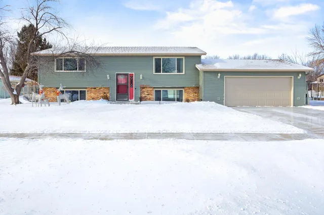 $320,000 | 2801 22nd Street South, Fargo, ND 58103