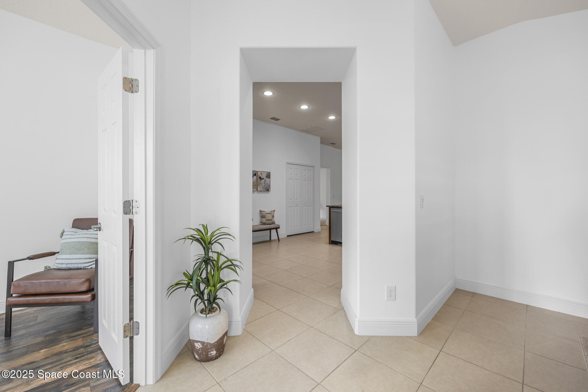4282 Ruthann Circle Melbourne, FL 32934 - Photo 3 of 31 Entry Way