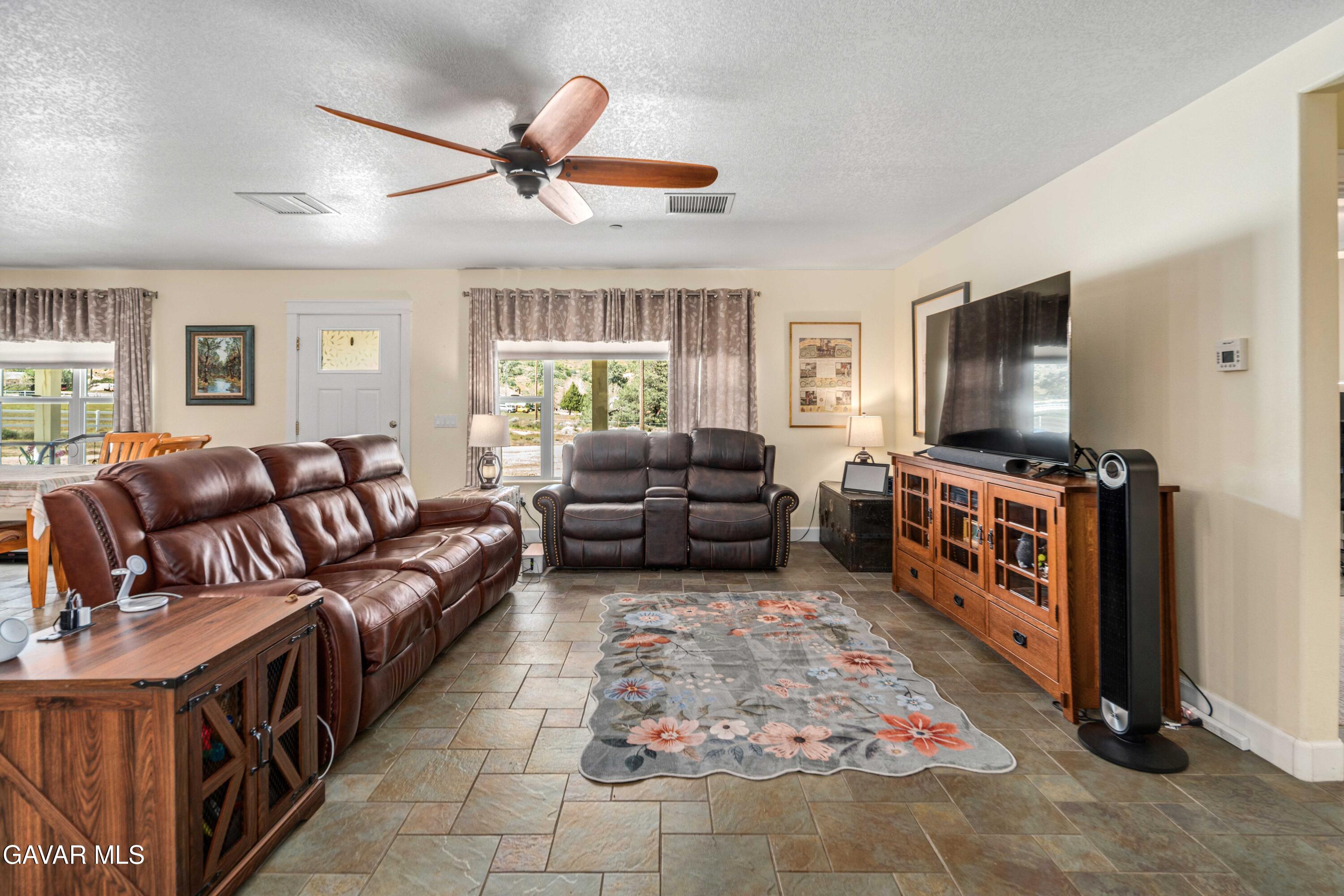 46472 Kings Canyon Road Lancaster, CA 93536 - Photo 8 of 46 Living room