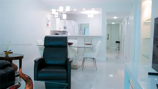 a kitchen with kitchen island a breakfast area