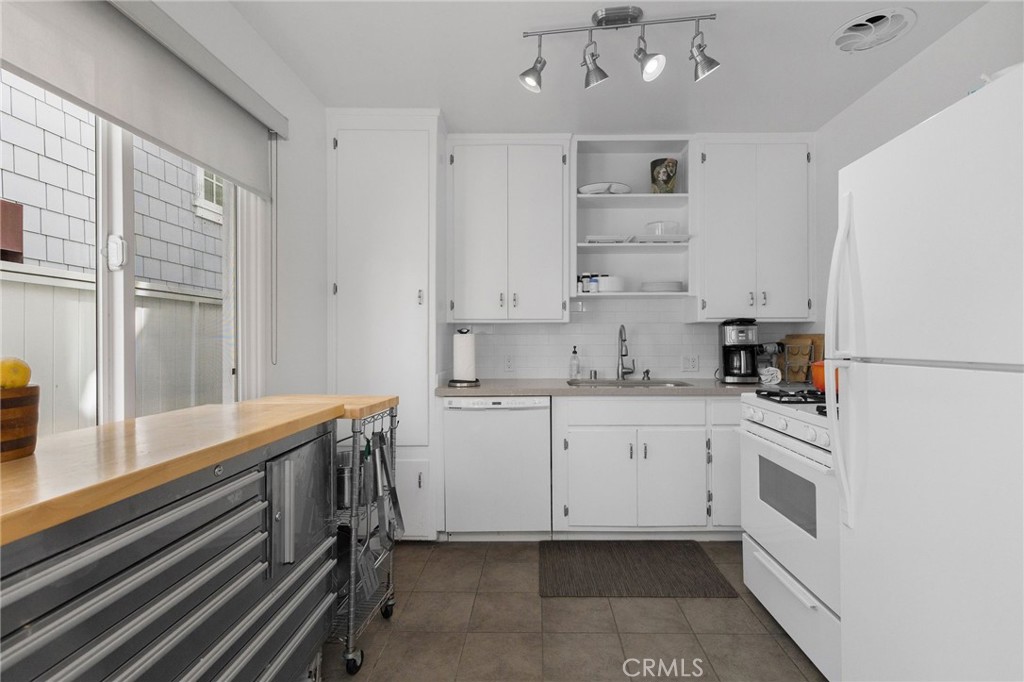 69 18th Street Hermosa Beach, CA 90254 - Photo 12 of 20