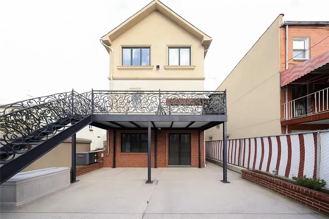 a view of entryway of the house