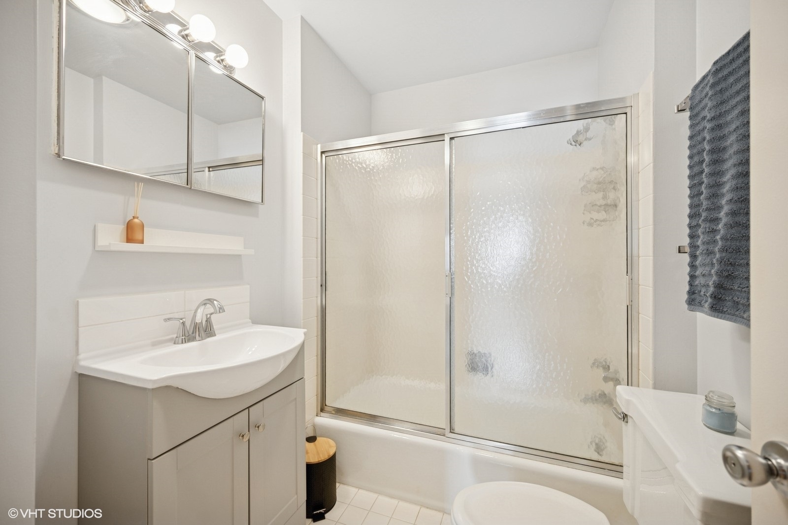 730 Oak Street Winnetka, IL 60093 - Photo 21 of 28 a bathroom with a sink a mirror and a shower
