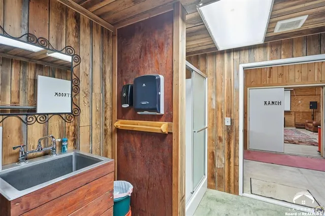 $840,000 | 9736 West Lake Road, Ozawkie, KS 66070