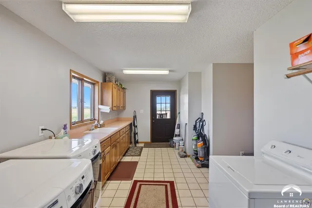 $840,000 | 9736 West Lake Road, Ozawkie, KS 66070