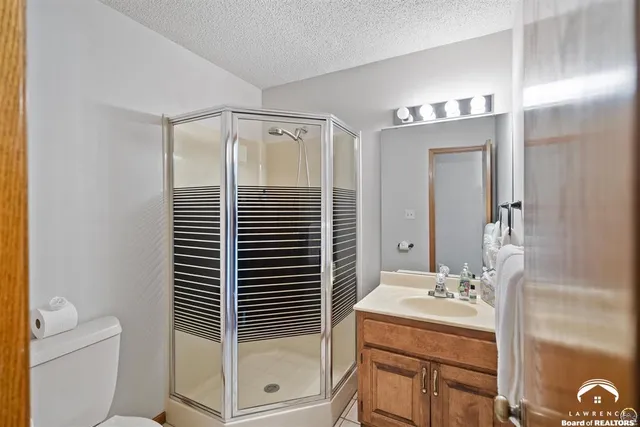 $840,000 | 9736 West Lake Road, Ozawkie, KS 66070