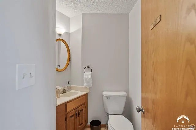 $840,000 | 9736 West Lake Road, Ozawkie, KS 66070