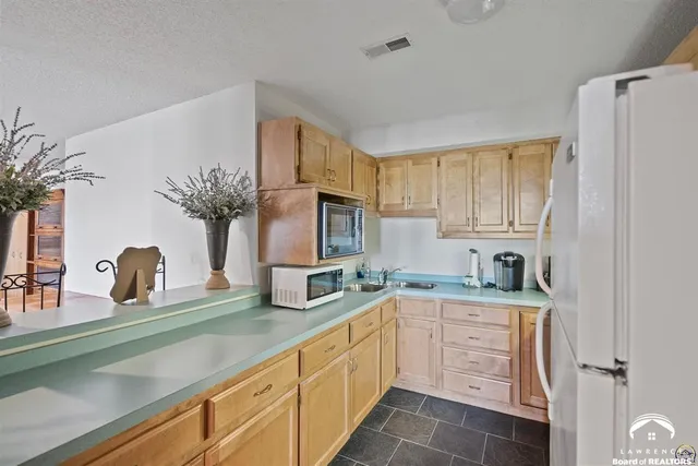 $840,000 | 9736 West Lake Road, Ozawkie, KS 66070