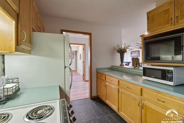 $840,000 | 9736 West Lake Road, Ozawkie, KS 66070