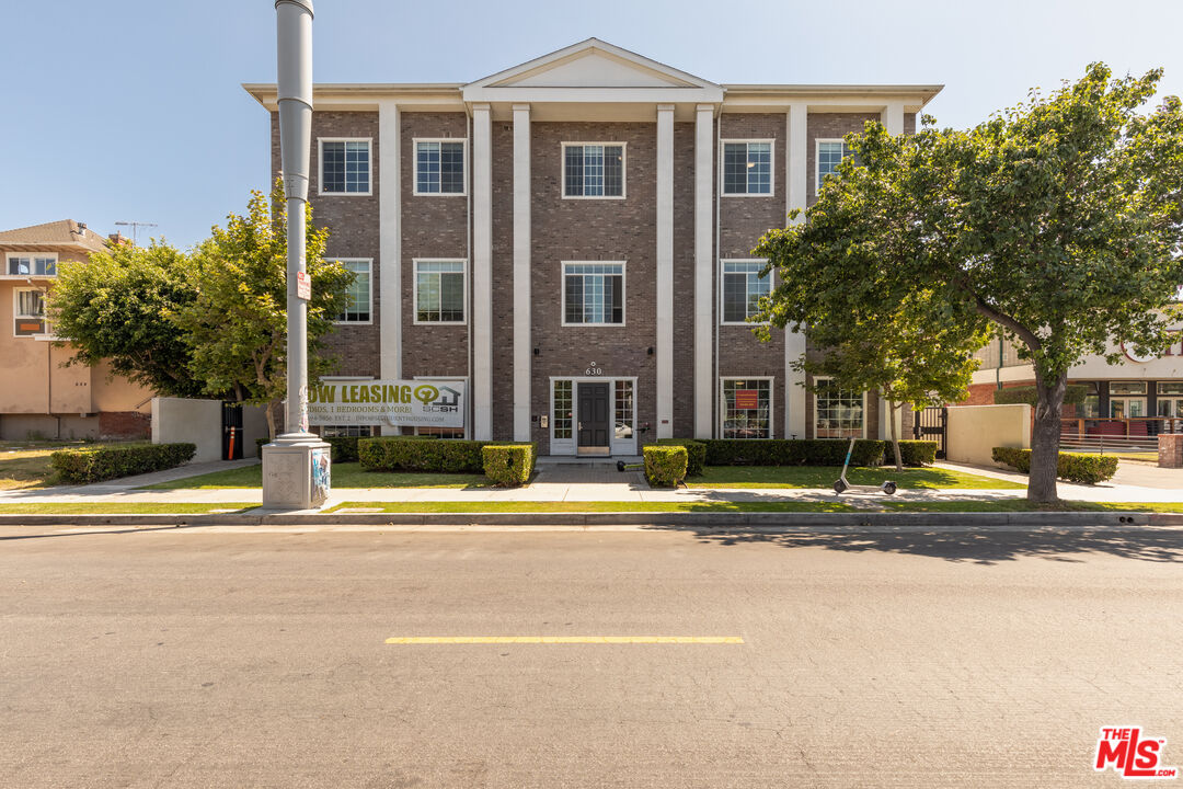 a building that has a lots of windows in it