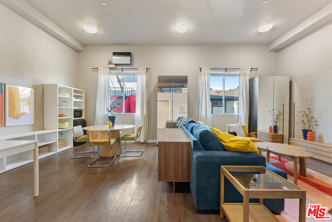 630 West 28th Street, Unit 4 Los Angeles, CA 90007 - Photo 20 of 33 a living room with furniture kitchen view and large windows