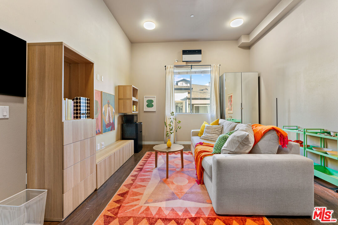 630 West 28th Street, Unit 4 Los Angeles, CA 90007 - Photo 2 of 33 a living room with furniture and a rug