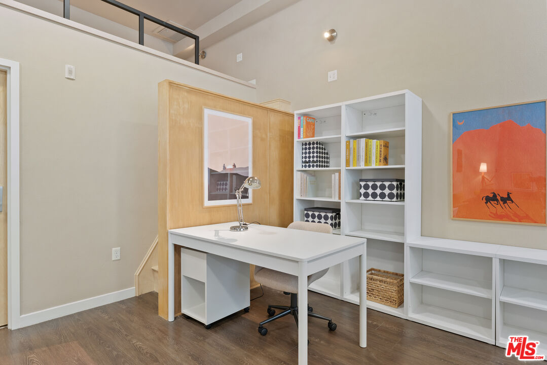 630 West 28th Street, Unit 4 Los Angeles, CA 90007 - Photo 22 of 33 a view of a room that has a table and chairs in it