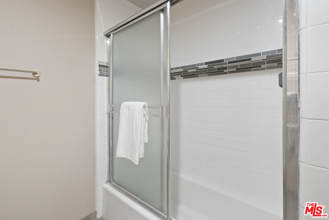 630 West 28th Street, Unit 4 Los Angeles, CA 90007 - Photo 9 of 33 a bathroom with a glass shower door