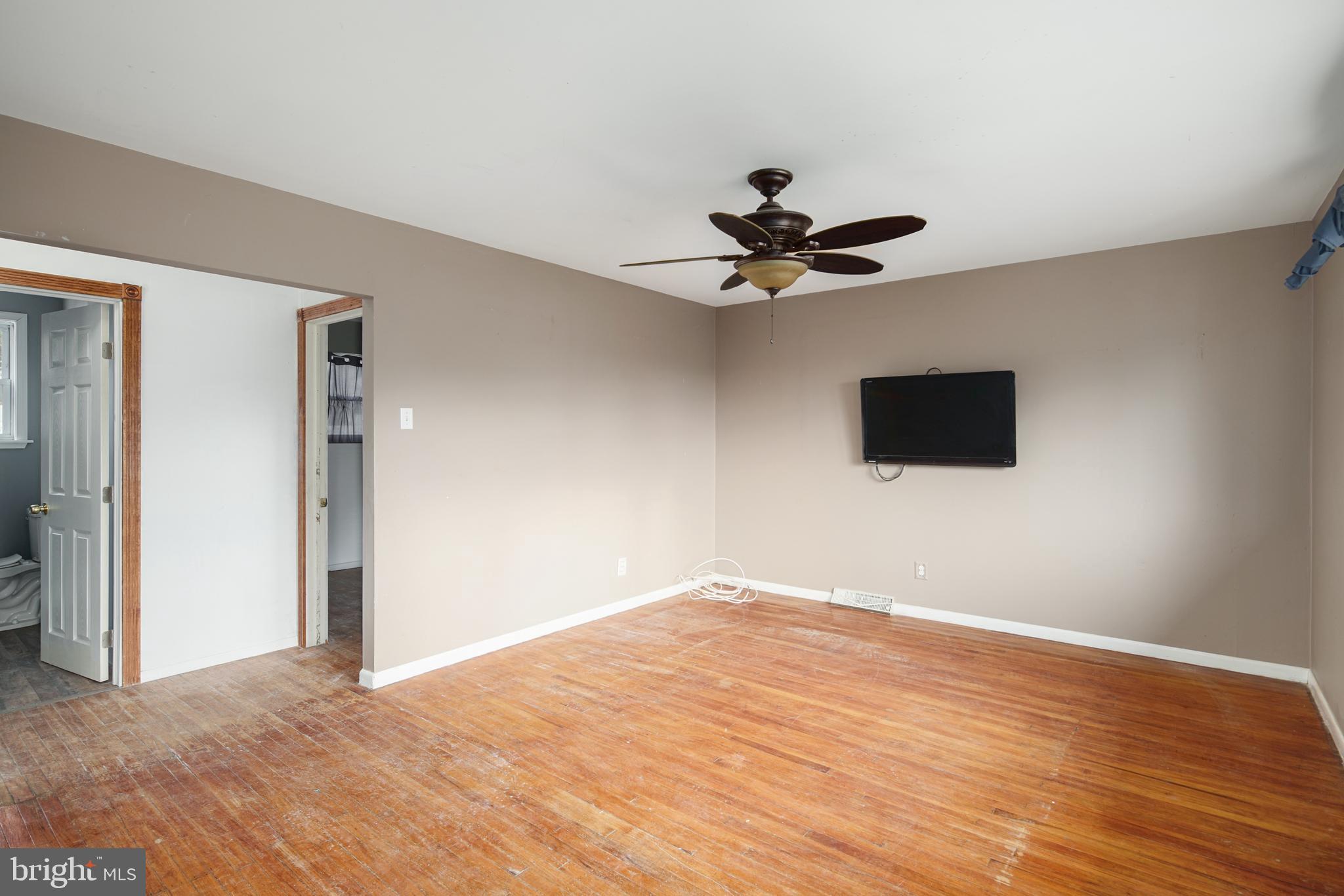 14 Harding Avenue Runnemede, NJ 08078 - Photo 8 of 28 Living Room