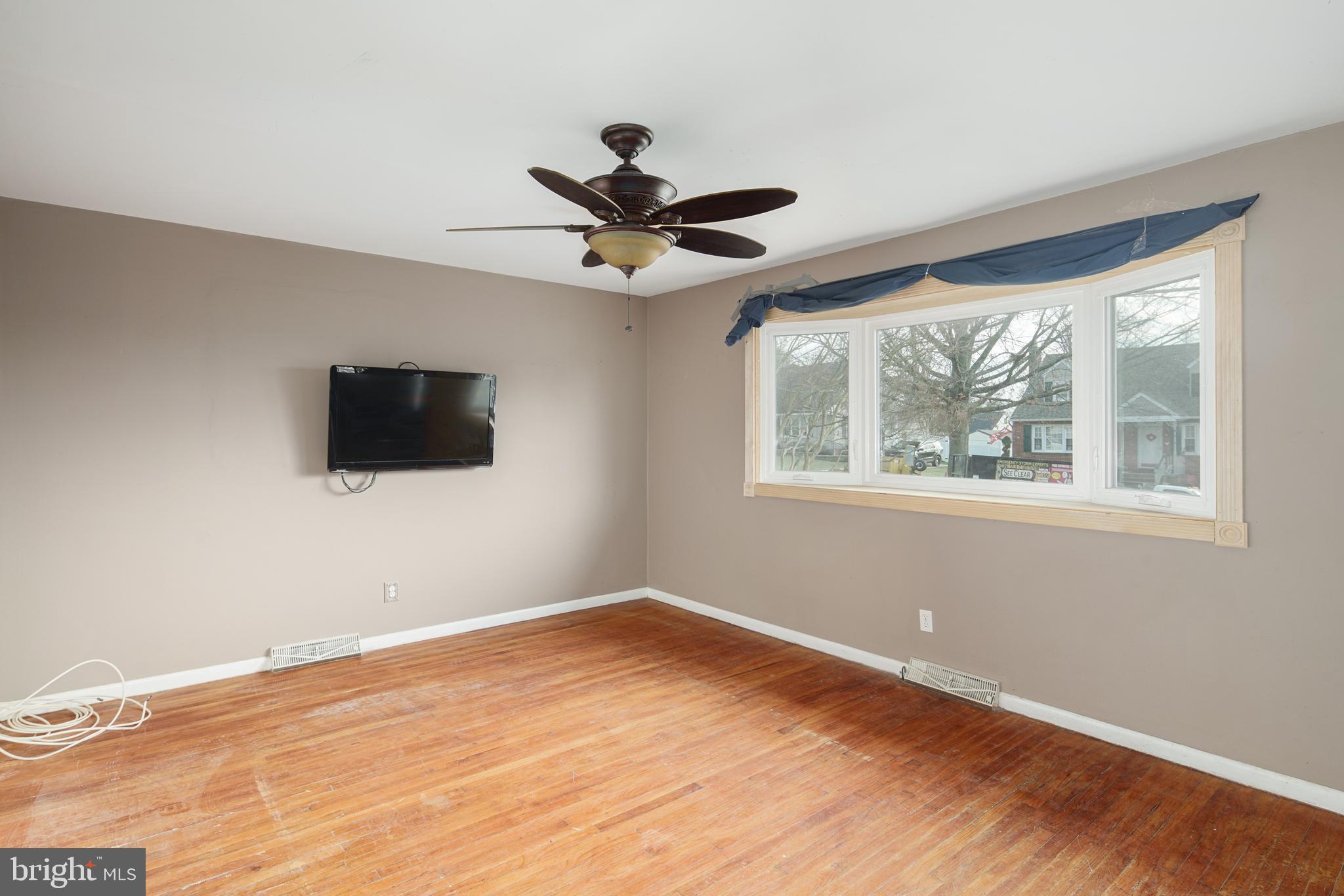 14 Harding Avenue Runnemede, NJ 08078 - Photo 9 of 28 Living Room